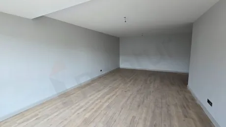 Modern ve geniş bir dairenin aydınlık oturma odası alanı.