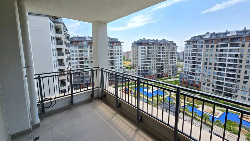 İstanbul Beylikdüzü'nde yer alan bir dairenin geniş ve modern tasarımlı balkon alanı.