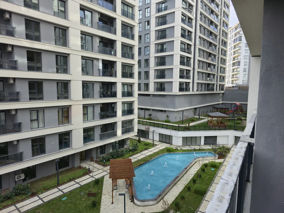 Esenyurt'ta lüks bir konut projesinden görünen geniş açılı panoramik şehir ve çevre manzarası.