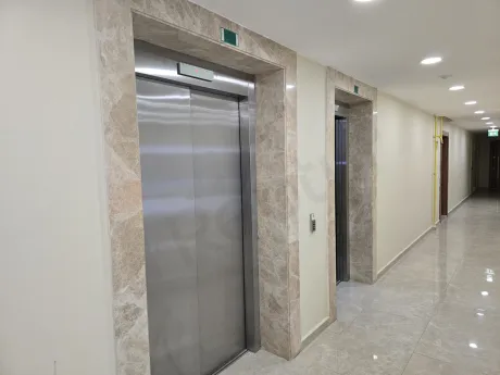 Modern bir binanın içindeki şık ve güvenli asansör görünümü.