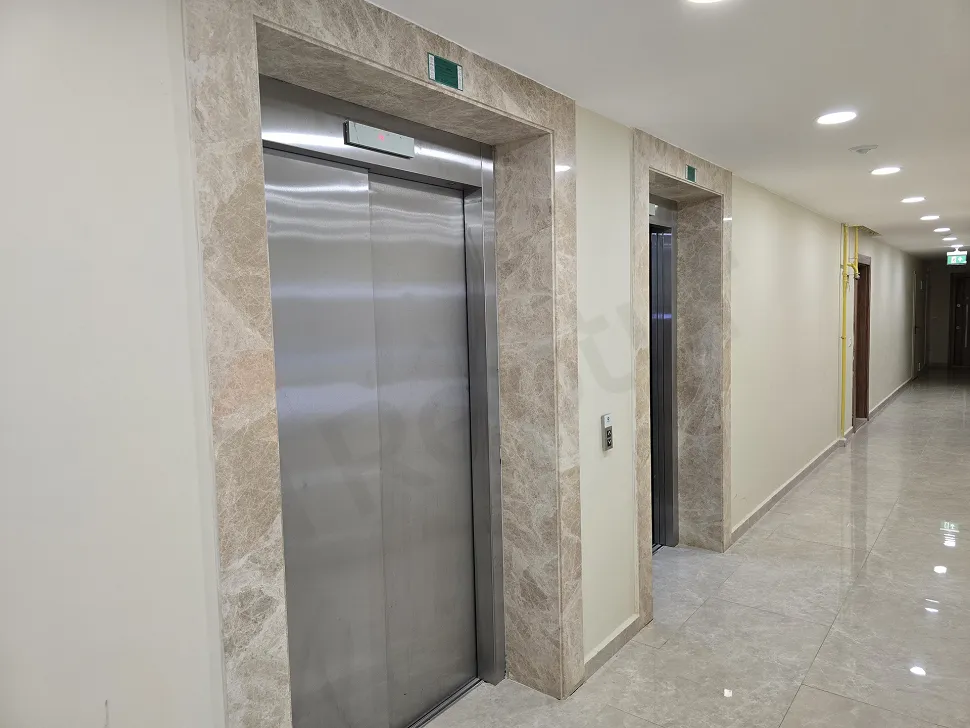 Modern bir binanın içindeki şık ve güvenli asansör görünümü.