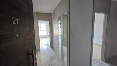 Modern bir dairenin geniş ve aydınlık giriş holü ile koridor alanı.