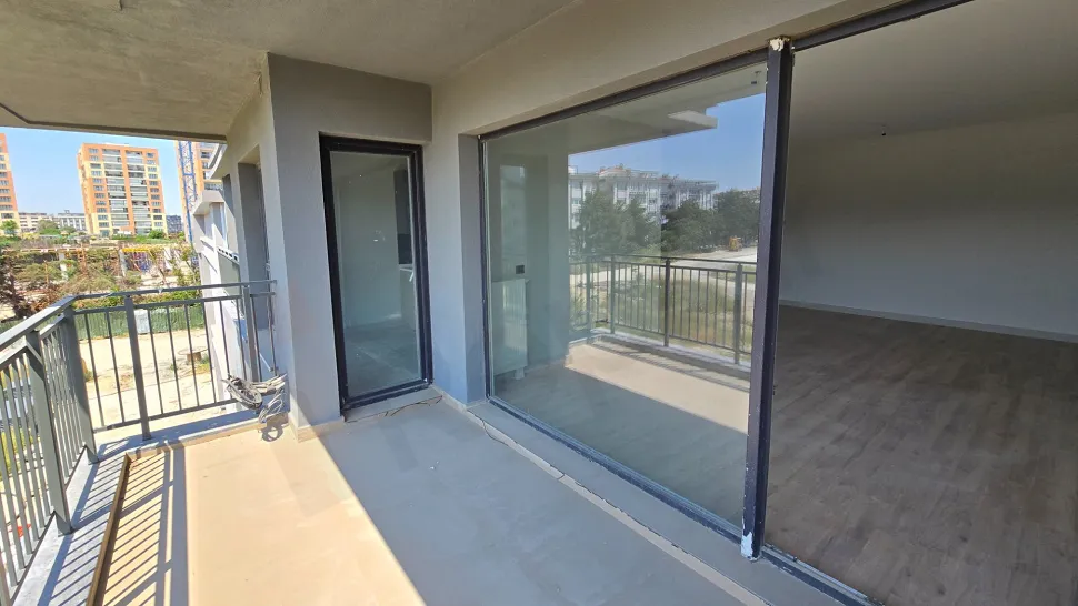 Geniş ve ferah boş balkon alanı