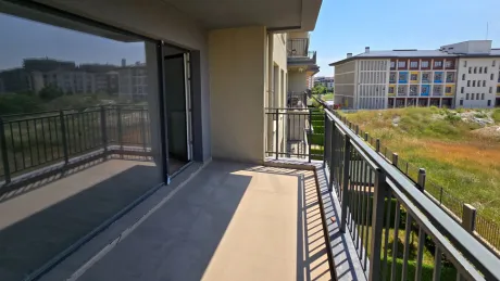İstanbul Beylikdüzü'nde şehir manzaralı modern bir dairenin balkon görüntüsü.