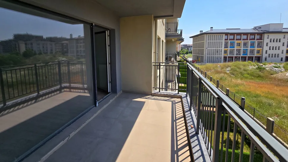 İstanbul Beylikdüzü'nde şehir manzaralı modern bir dairenin balkon görüntüsü.