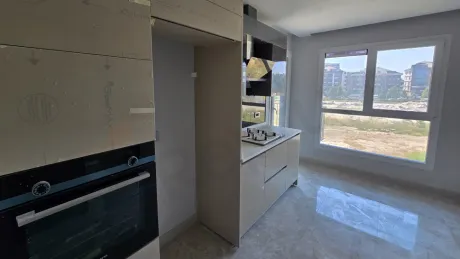Modern tasarımlı, geniş ve aydınlık mutfak alanı.
