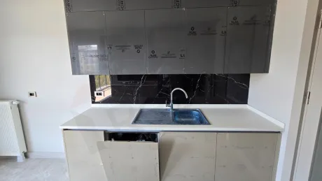 Beylikdüzü'nde modern tasarımlı, geniş ve aydınlık bir daire mutfağı.