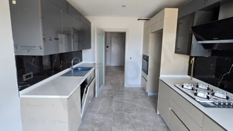 Modern ve geniş bir dairenin şık mutfak alanı