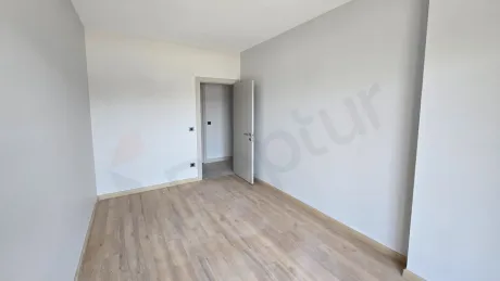 Beylikdüzü'nde modern mimariye sahip, geniş pencereli ve ferah bir yatak odası görünümü.