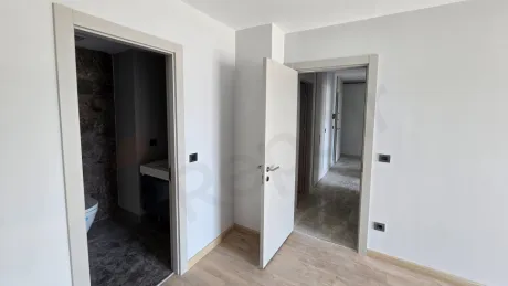 Modern ve geniş bir yatak odasının iç mekan görünümü.