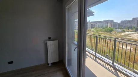Beylikdüzü'nde yer alan premium bir dairenin modern tasarımlı ve geniş balkon görünümü.