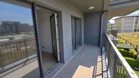Beylikdüzü'nde şehir manzarasına sahip modern ve geniş bir balkon görünümü.