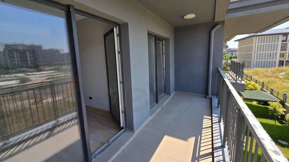 Beylikdüzü'nde şehir manzarasına sahip modern ve geniş bir balkon görünümü.