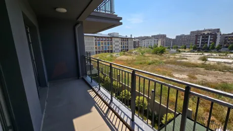 İstanbul Beylikdüzü'nde yer alan bir apartman dairesinin modern ve geniş şehir manzaralı balkonu.