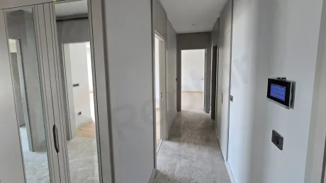 İstanbul Beylikdüzü'nde yer alan modern 2+1 dairenin giriş bölümü ve kapı alanı.