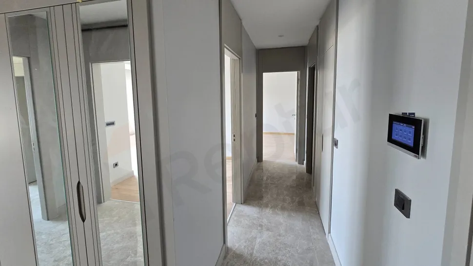 İstanbul Beylikdüzü'nde yer alan modern 2+1 dairenin giriş bölümü ve kapı alanı.