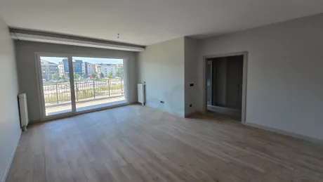 Beylikdüzü'nde yer alan 2+1 dairenin geniş, gün ışığı alan ve modern mimariye sahip oturma odası.