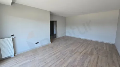 Beylikdüzü'nde yer alan modern bir dairenin geniş ve gün ışığı alan oturma odası alanı.