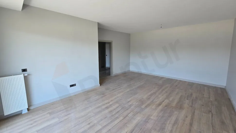 Beylikdüzü'nde yer alan modern bir dairenin geniş ve gün ışığı alan oturma odası alanı.