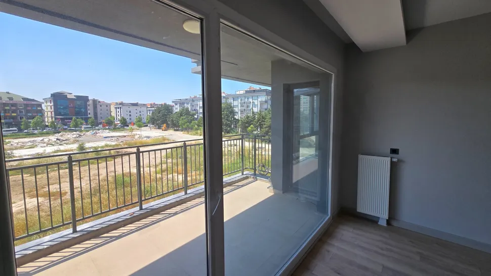 İstanbul Beylikdüzü'nde modern yerleşim alanlarını ve binaları kapsayan geniş açılı panoramik şehir manzarası.