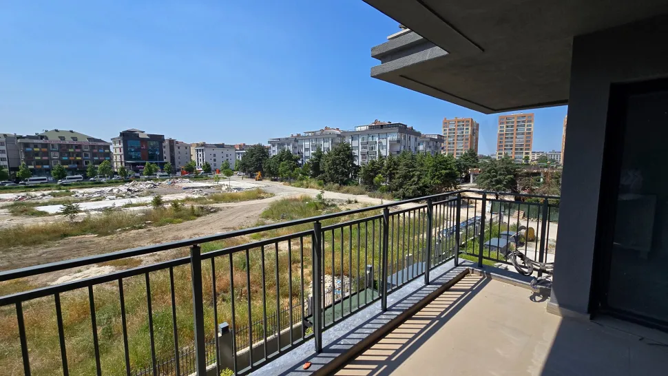 İstanbul Beylikdüzü'nde modern binaların ve yerleşim alanlarının geniş açılı panoramik şehir manzarası.