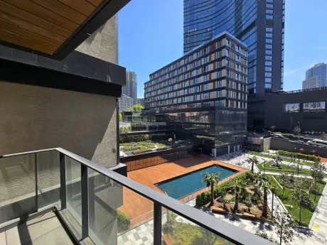 Şişli'de modern bir rezidanstan görünen panoramik İstanbul şehir manzarası.