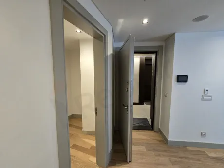 Modern ve şık tasarımlı daire içi merdiven.