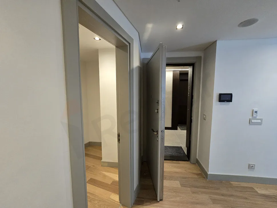 Modern ve şık tasarımlı daire içi merdiven.