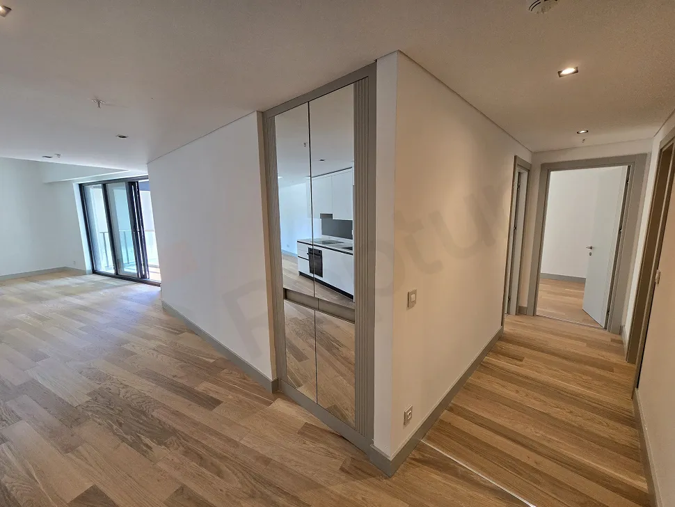 Modern bir apartman dairesinin aydınlık ve geniş koridor görünümü