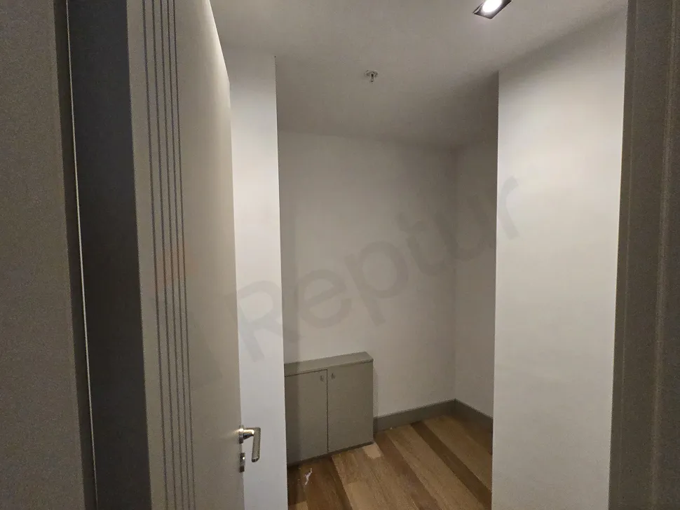 Modern ve geniş bir bina içi depo alanı görseli.