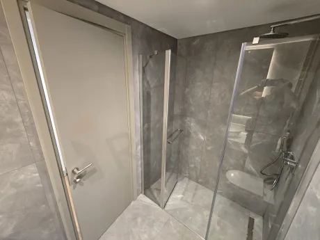 Modern ve şık tasarımlı geniş banyo iç mekanı