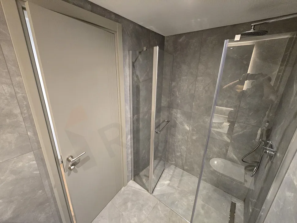 Modern ve şık tasarımlı geniş banyo iç mekanı