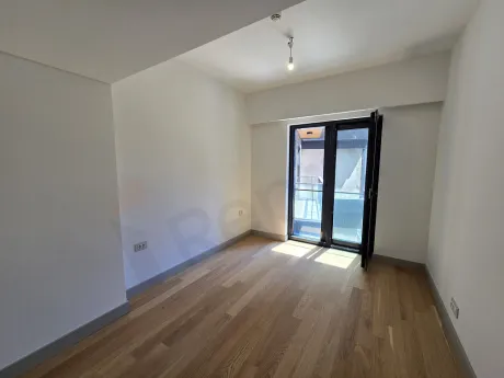 Şişli'de modern bir rezidans dairesinin geniş ve gün ışığı alan yatak odası görseli.