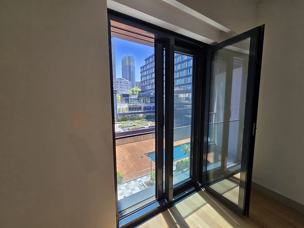 Şişli'deki lüks bir rezidans dairesinin modern ve geniş yatak odası görseli.