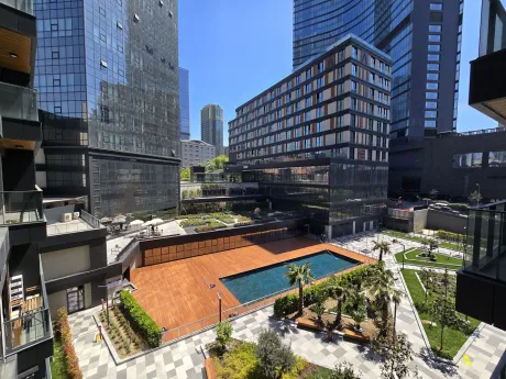 Şişli'deki lüks rezidans dairesinin şehir manzarasına açılan geniş ve modern balkonu.