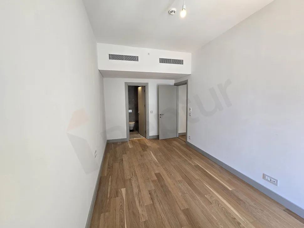 Şişli'deki lüks bir rezidans dairesinin geniş ve aydınlık yatak odası görseli.