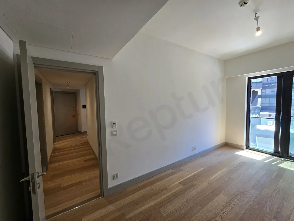 Şişli'de modern bir rezidans dairesinin geniş ve aydınlık yatak odası görseli.