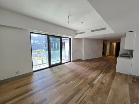 Şişli'deki lüks bir rezidans dairesinin geniş ve modern pencereli oturma odası alanı.