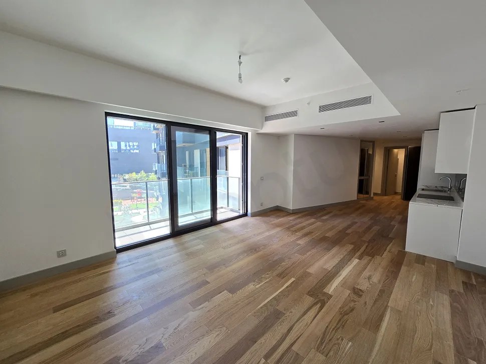 Şişli'deki lüks bir rezidans dairesinin geniş ve modern pencereli oturma odası alanı.