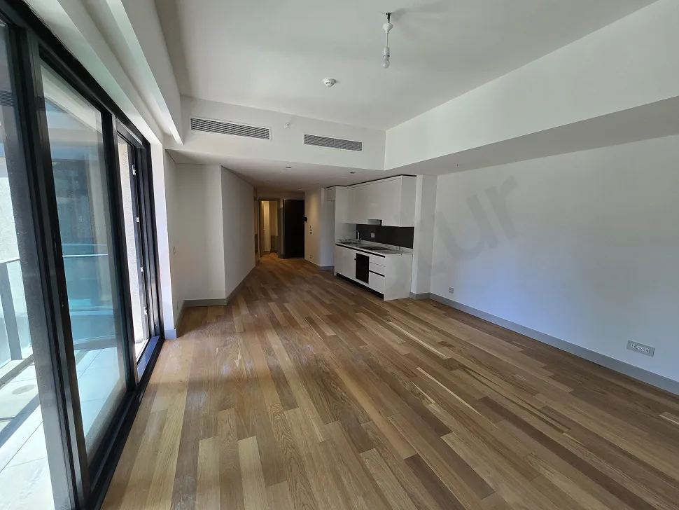 Şişli'de yer alan modern bir dairenin geniş ve aydınlık oturma odası görünümü.