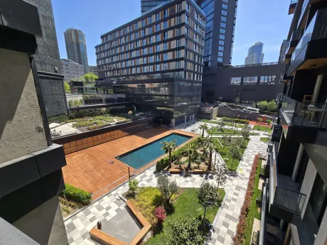 Şişli'de modern binaların arasından görünen panoramik İstanbul şehir manzarası.