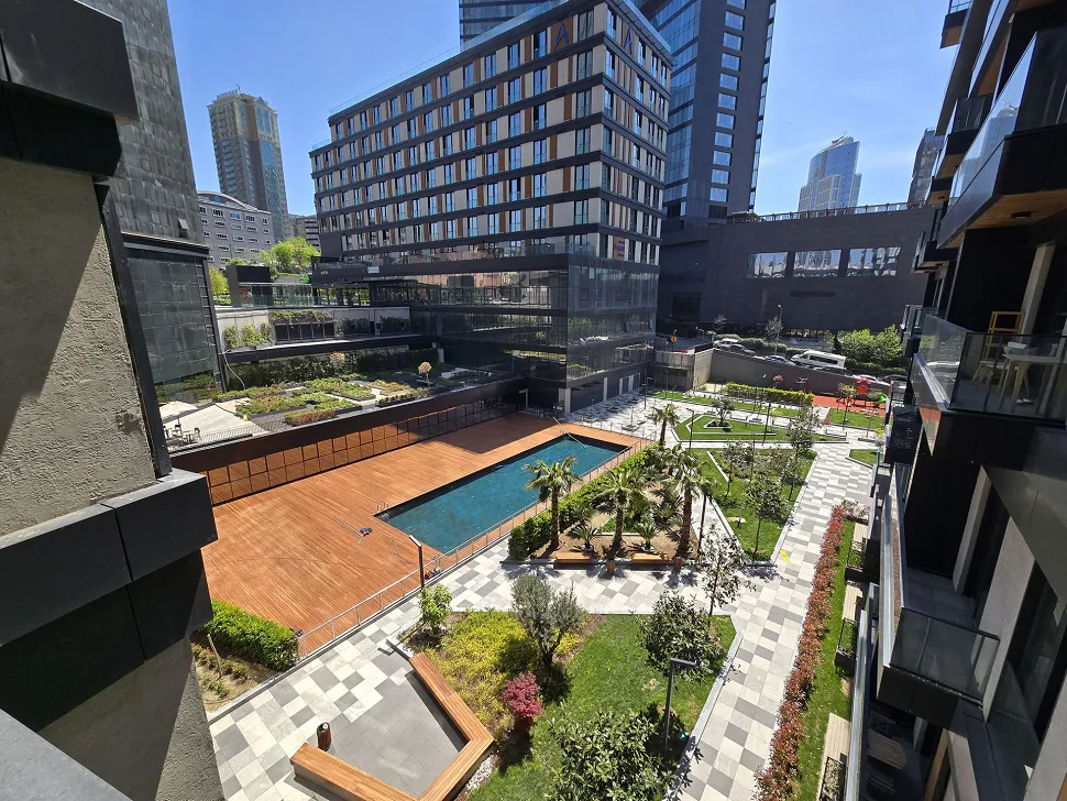 Şişli'de modern binaların arasından görünen panoramik İstanbul şehir manzarası.