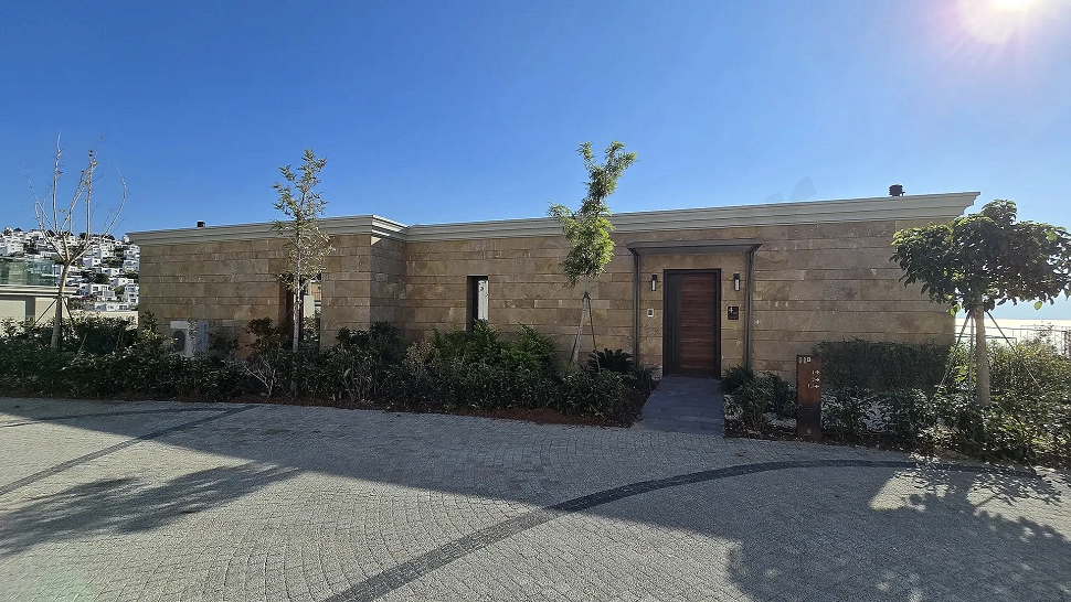Bodrum'da denize sıfır konumda yer alan lüks ve modern mimariye sahip bir rezidansın dış cephe görünümü.
