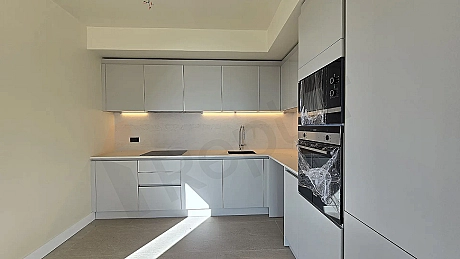 Modern tasarımlı, geniş ve aydınlık mutfak alanı.