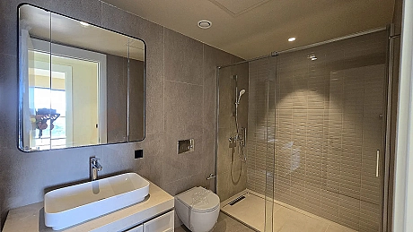 Modern ve şık tasarımlı, kaliteli vitrifiye ürünlerinin bulunduğu banyo iç mekanı.