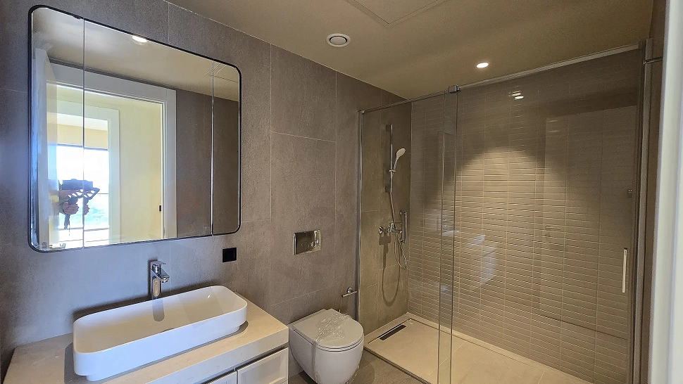 Modern ve şık tasarımlı, kaliteli vitrifiye ürünlerinin bulunduğu banyo iç mekanı.