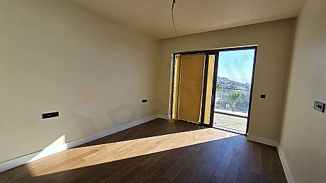 Bodrum'da lüks bir dairenin modern ve ferah yatak odası alanı.