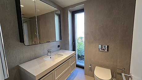 Modern ve şık tasarımlı banyo iç mekanı.