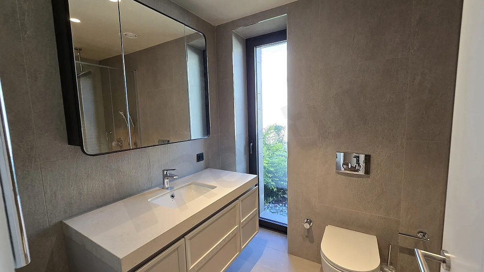 Modern ve şık tasarımlı banyo iç mekanı.