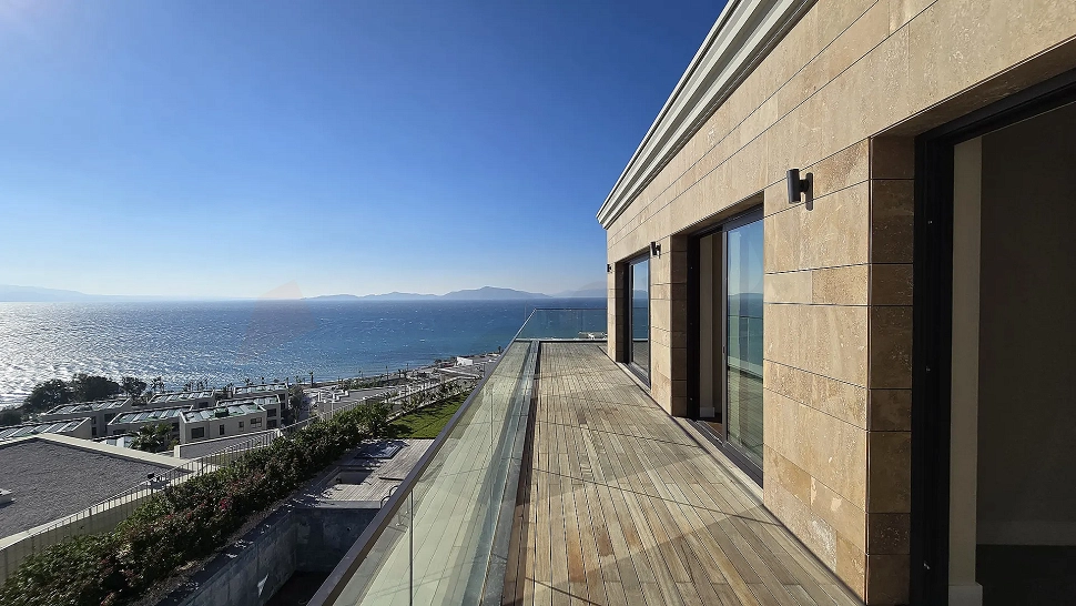 Bodrum'da yer alan lüks rezidansın modern mimariye sahip geniş ve ferah teras alanı.